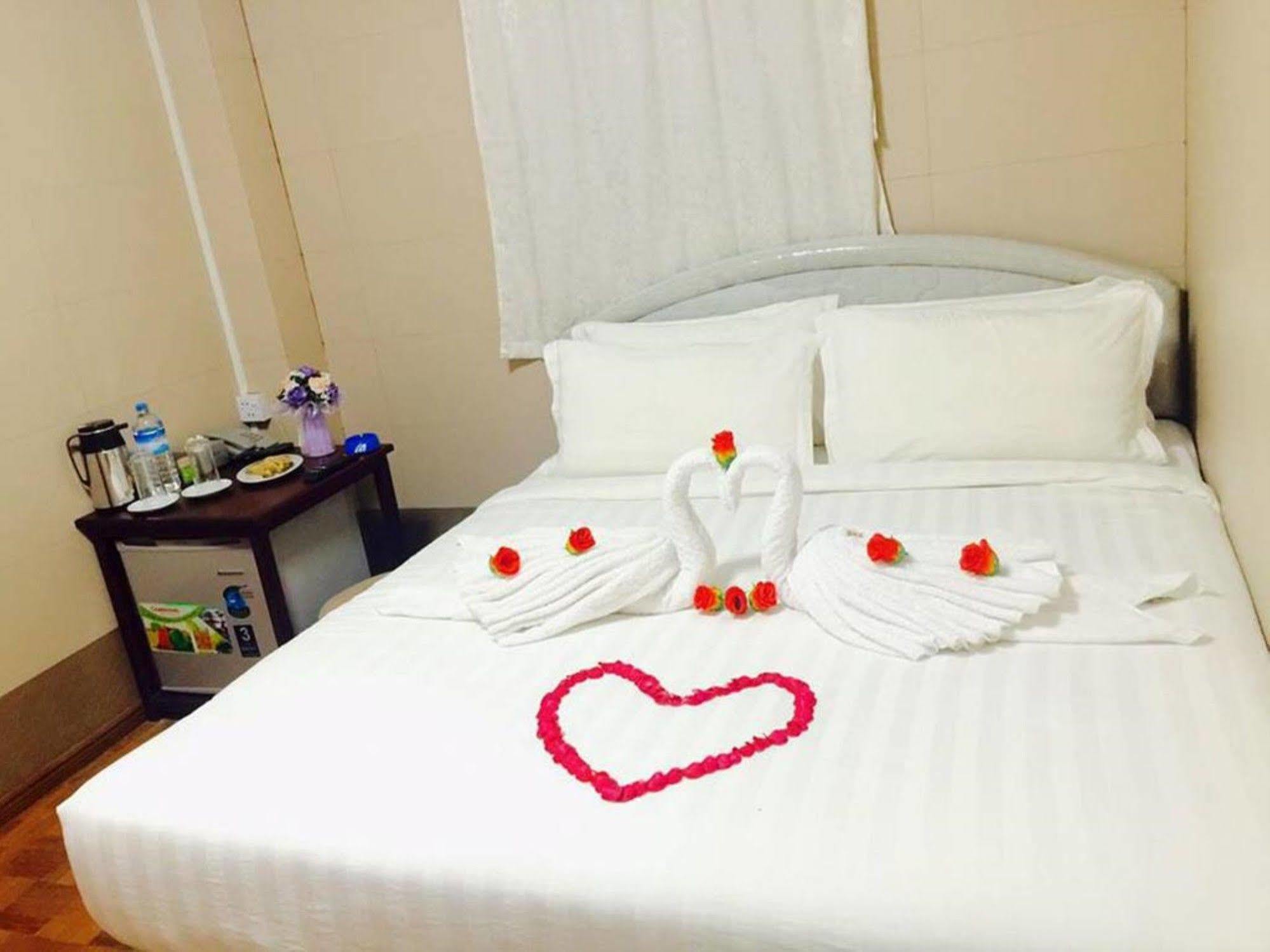 Pandora Motel Γιανγκόν Εξωτερικό φωτογραφία